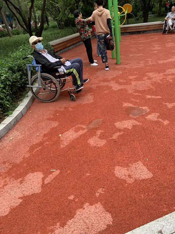 女子坚持照顾六旬瘫痪男友终领证 男子刚退休就瘫痪，邻居称深夜频现嘶吼敲墙。小23