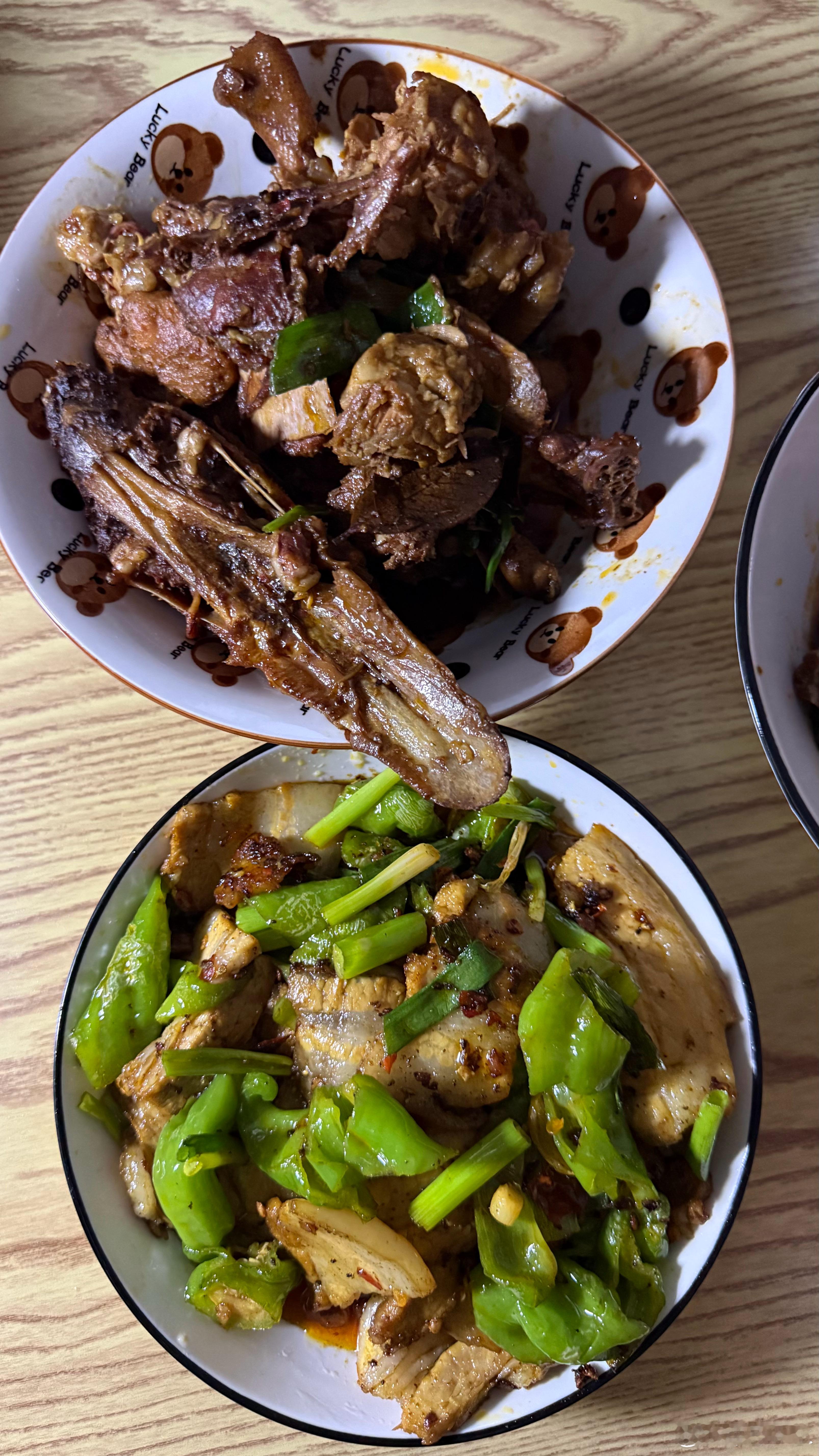 抹黑开始炫，大鹅，还有昨天的蒜泥白肉，今天变回锅肉🥢 
