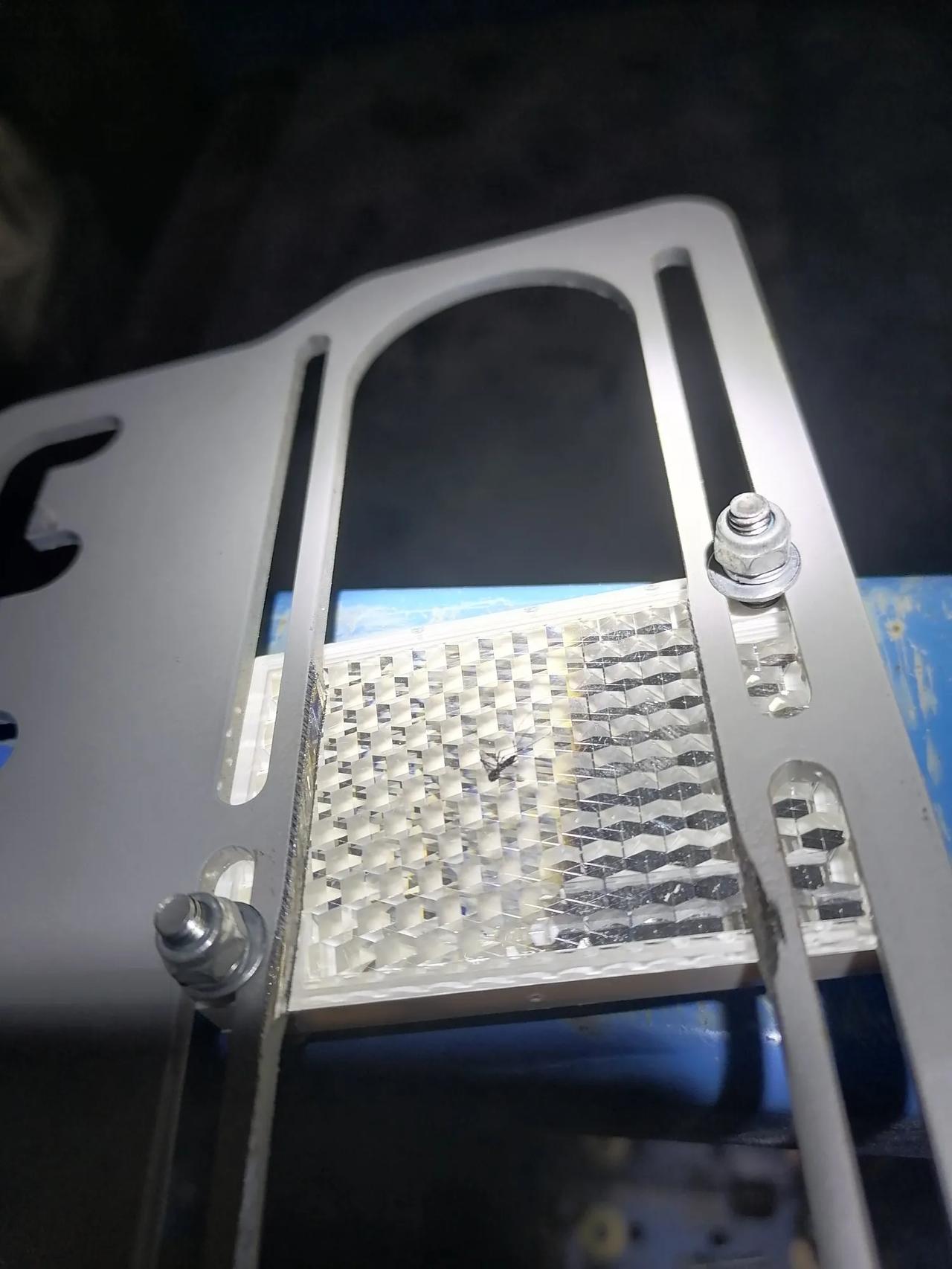 大家好，我是水电工星仔，上午装了几套光眼之后，设备没跟上，没活了，于是继续回去并