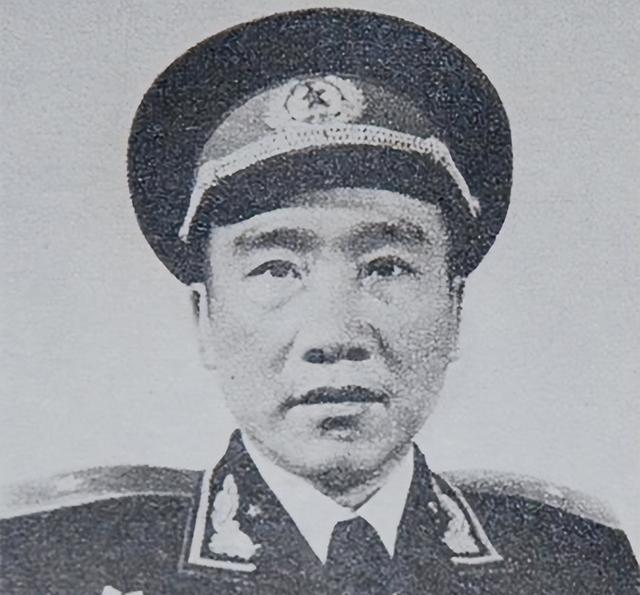 他18岁当上师政委，1955年大授勋时怒撕肩章，余生再也没穿过军礼服
段苏权19