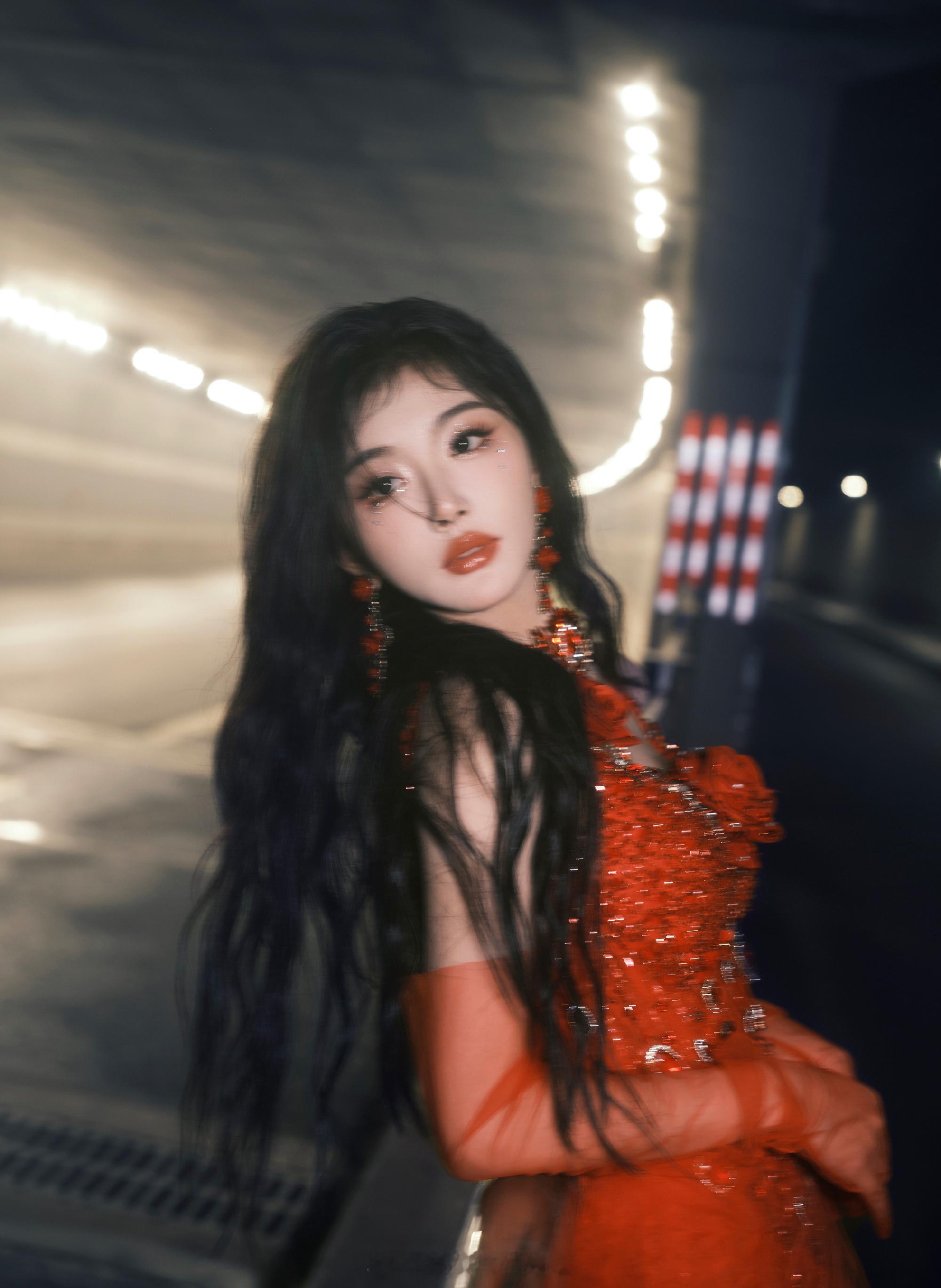 孔雪儿红色吊带纱裙 