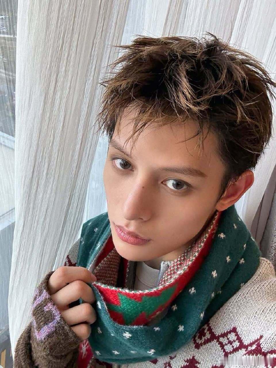 赵雨凡JAMES  🦅赵雨凡亚混神颜 就这个赵雨凡帅成啥样了都又帅又萌的 很难