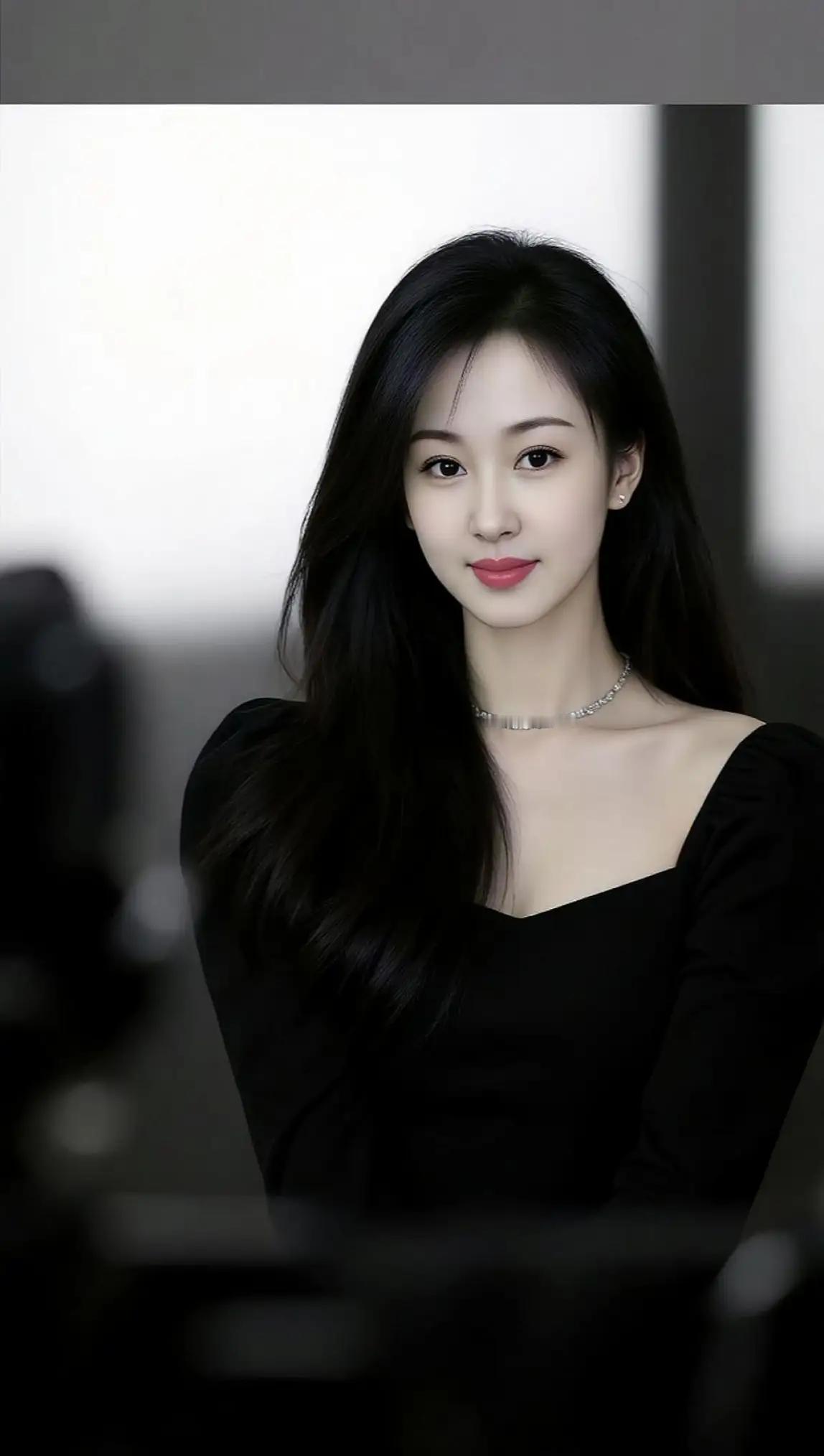 优雅黑裙，闪耀项链，气质女神，完美无瑕！