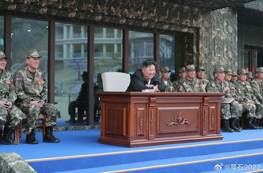 金将军视察特种部队还有大功率固体燃料发动机地上点火试验图1，最大推进力为2500