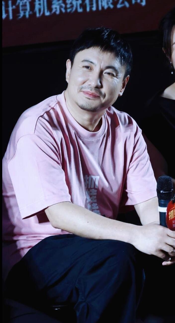 世界纷纷扰扰沈腾一心路演世界纷纷扰扰，沈腾一心路演。大家争着当影帝，你沈叔叔只顾