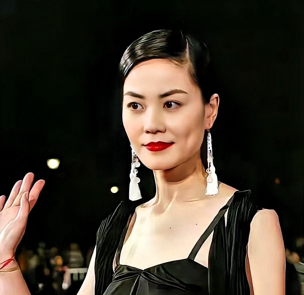 假唱的、抠图的、靠替身拍戏的、觉得“天后全靠天赋”的人，全被打了脸。
王菲录一首