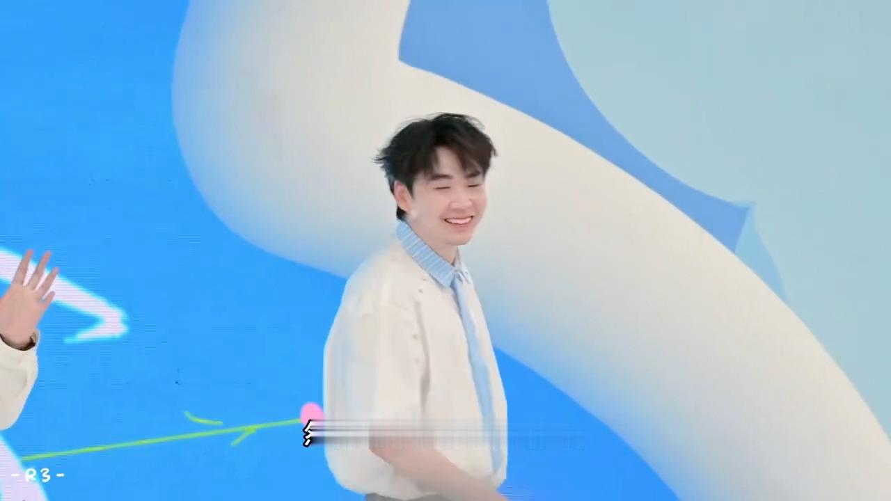 闫佩伦羡慕王广的商务多闫佩伦给王广说哭了台上总能逗笑观众的两人，私下谈起工作资源