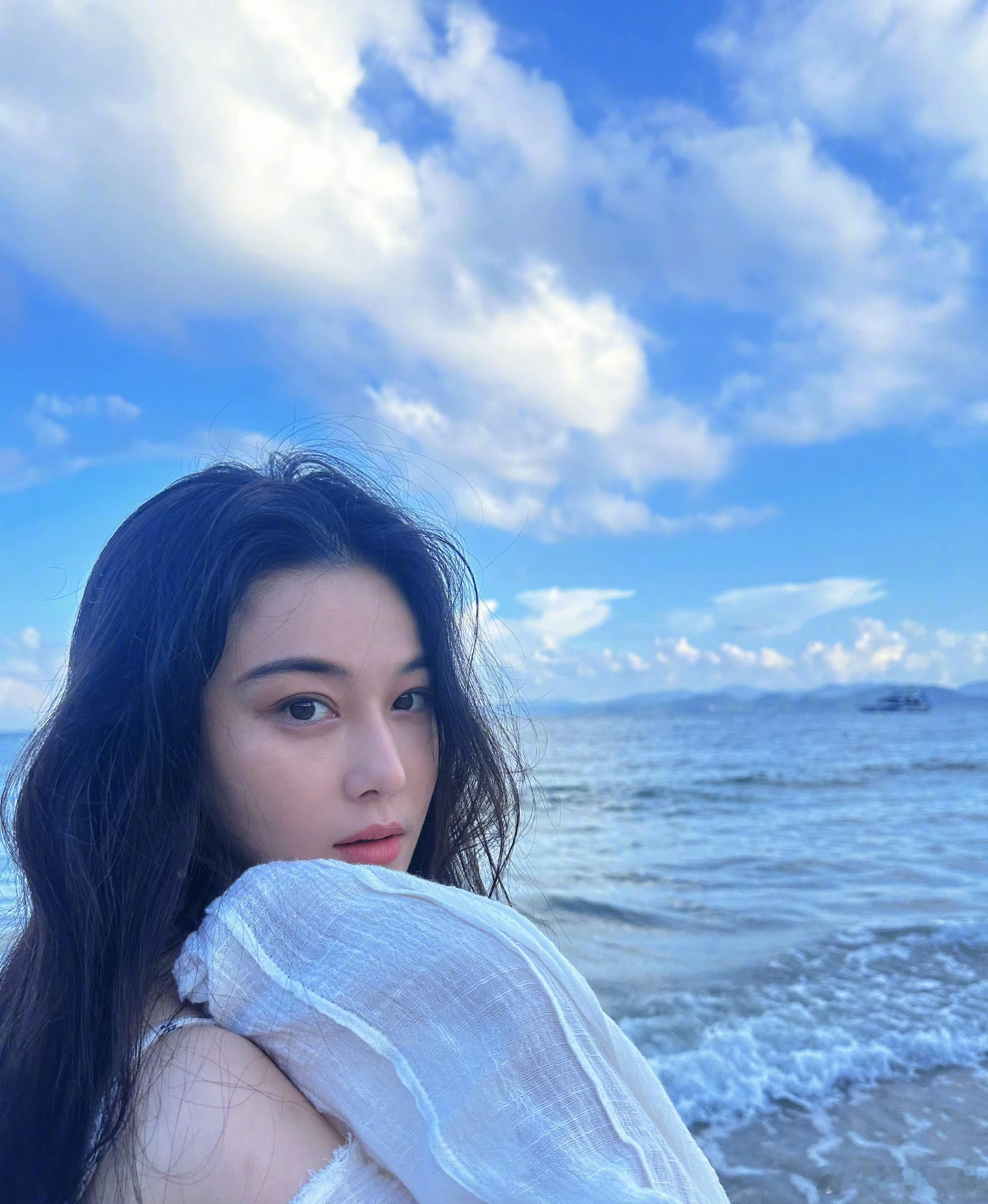 #张馨予何捷海边拍照# 时光匆匆，两人结婚 6 年了，却依旧甜蜜如初，真可谓是爱