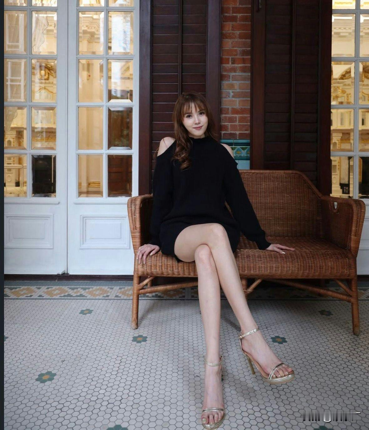 咱就是说邓凯文这组黑色露肩短裙照太吸睛了！紧身剪裁完美勾勒纤细曲线，配金色高跟直