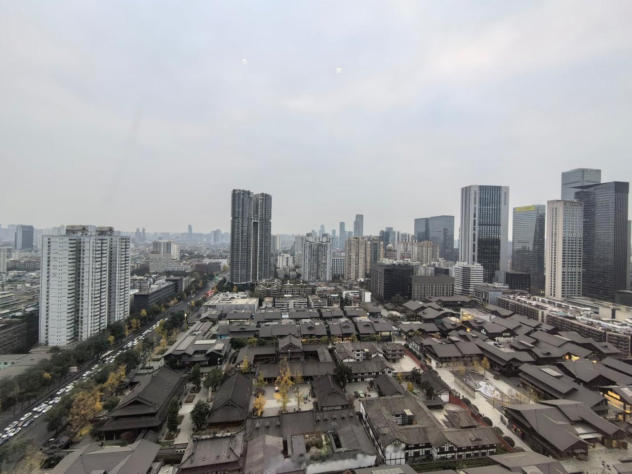 闪现成都，玩新车。[吐舌]

酒店这吹风筒，手感很熟悉，仔细一看，原来是徕芬，跟