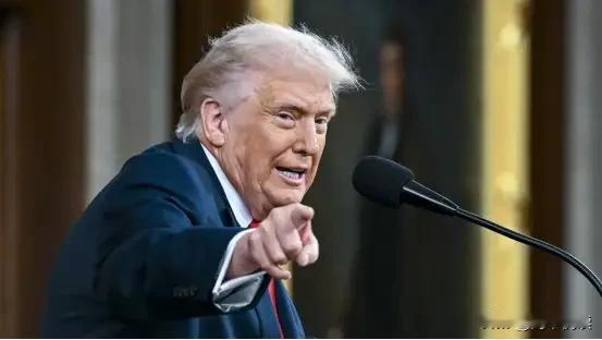 彻底玩砸！
特朗普疯狂对华加征关税，根本不是为经济，全是大选套路！
 
特朗普彻