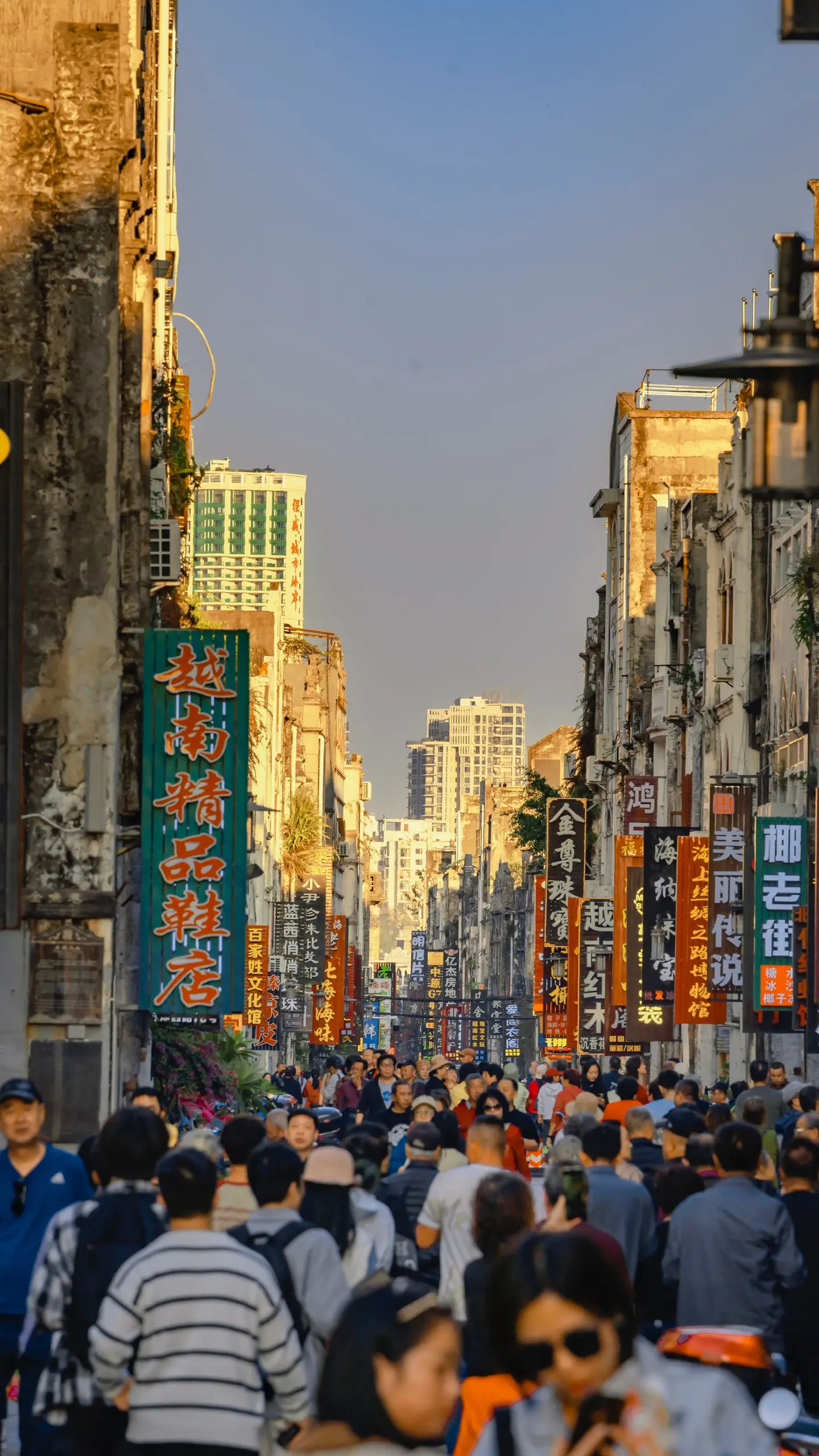 北海的老街日落拍照打卡点。🌟北海老街：唤醒你内心的浪漫情怀🌟 
北海老街，一个通往大海的浪漫之地！街头鲜花盛开🌺，古老的骑楼别有韵味！夜晚更是热闹非凡🎉，人气爆棚，感受满满的热闹氛围！ 
上午时分，宁静的老街适合寻找宁静。别有一番情趣。当然，如果你喜欢安静，上午是个不错的选择哦～暮色时分在这里看日落也是很适合！这里的码头停靠了很多渔民的船！很有生活气息！ 
小吃和果饮丰富多样🍽️：虾饼、香辣花螺、猪脚粉、鲜榨椰汁🥥、广式糖水...美丽动人，还有生蚝等美食等你品尝！ 
古色古香的店铺🏪里，藏着许多特色小商品，绝对是买纪念品的好去处🎁！岁月斑驳的印记，人间烟火气。走到尽头，就是大海的巷道，远方的海面有轮船驶过，近海生活尽收眼底。 
每一座老城都有故事，每一条老街都有未来。走进北海老街，让浪漫唤醒你内心的情怀吧！
