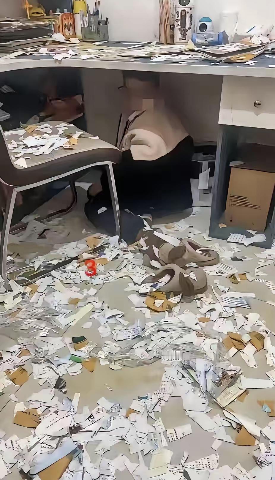 安徽一位妈妈辅导孩子做作业，结果双双崩溃。

孩子被逼到书桌下面瑟瑟发抖，妈妈则