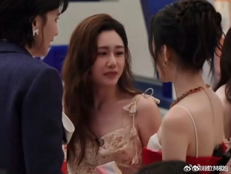 刘芸把孙怡东北腔都整出来了浪姐初见面直播也太好笑，刘芸一提问，孙怡直接飙出东北腔