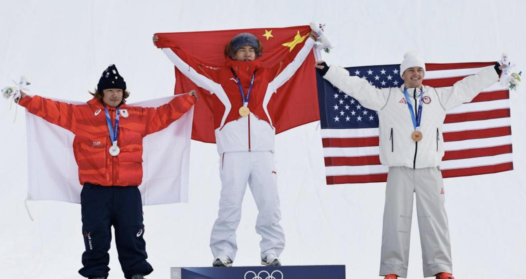 苏翊鸣金牌中国米兰冬奥首金苏翊鸣首金 这图绝了，左边是日本，右边是美国，苏翊鸣牛
