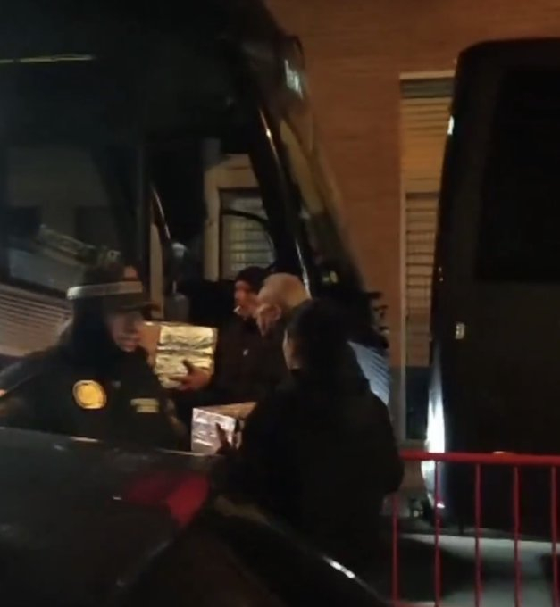 昨晚获胜后，球员们吃了披萨。皇马