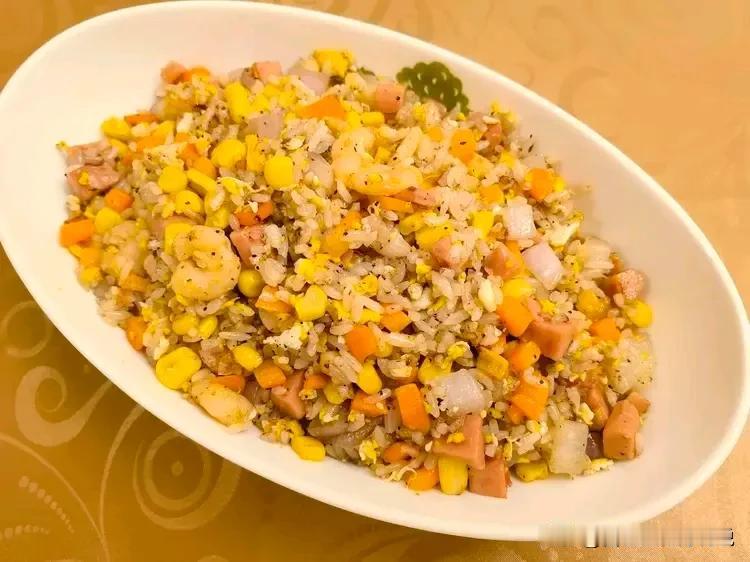 亲妈炒饭一定不舍得多放米，不信你看看。锅中倒油烧热，打入两个鸡蛋，炒散。放入洋葱