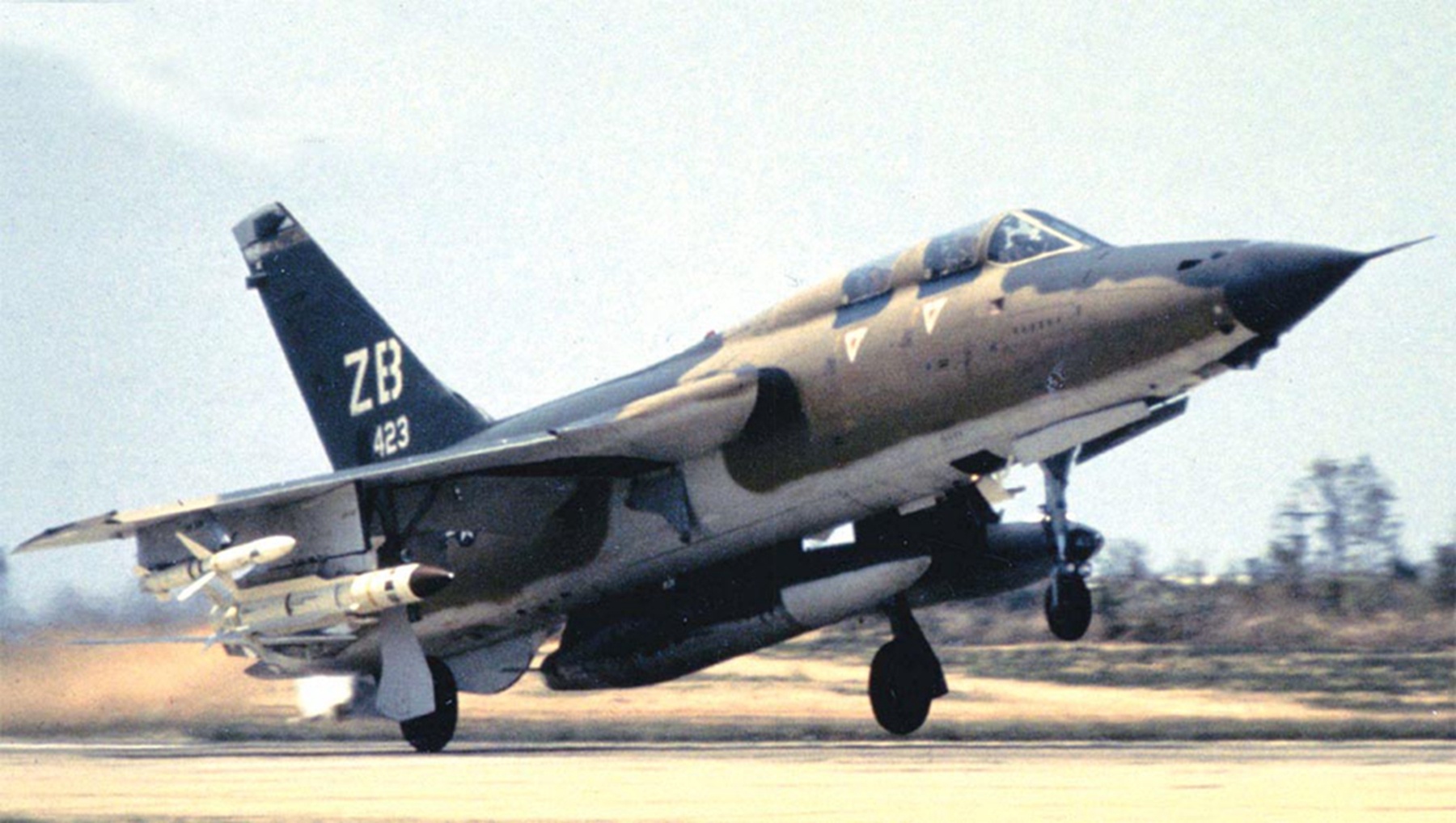 分享圖片：美國共和F-105F/G“雷公”戰鬥轟炸機/“野鼬鼠”反輻射攻擊機 