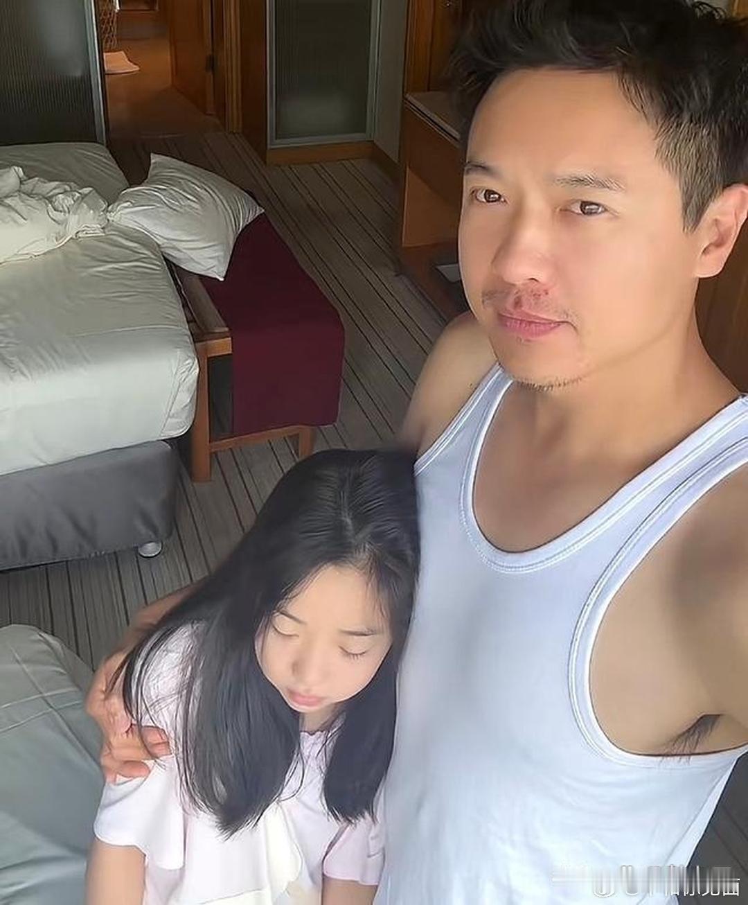 高云翔这个夏天最让人意外的，不是他在天津接小酒窝演出下班，也不是他陪女儿逛超市、