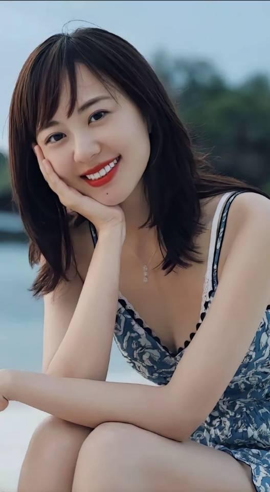孙耀琦，内地女演员、主持人，毕业于湖南大学表演系 。凭借《新还珠格格》金锁一角被