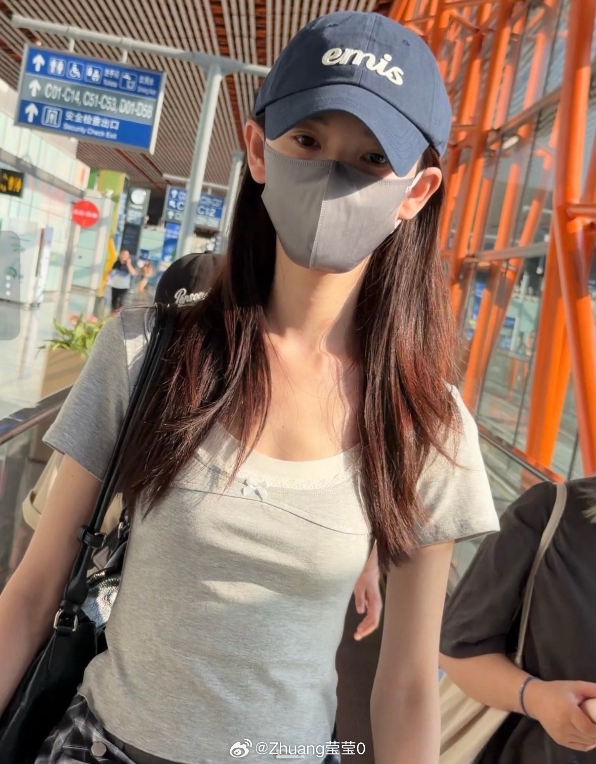 陈瑶  🩷陈瑶九门 就这个冷脸萌～终于看到新鲜的瑶瑶啦～期待九门霍仙姑～