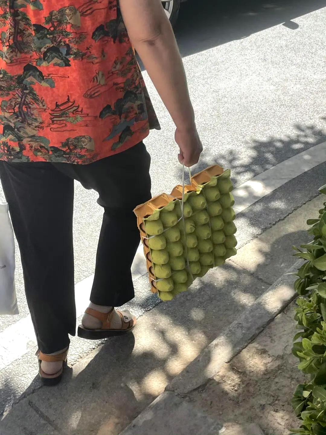 人怎么可以聪明成这样，好方便啊，这鸡蛋一看就碎不了