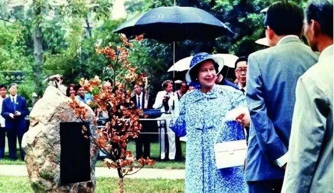 1986年，英国女王访华期间，中国需要一辆劳斯莱斯车用于接待，于是便向香港富豪霍