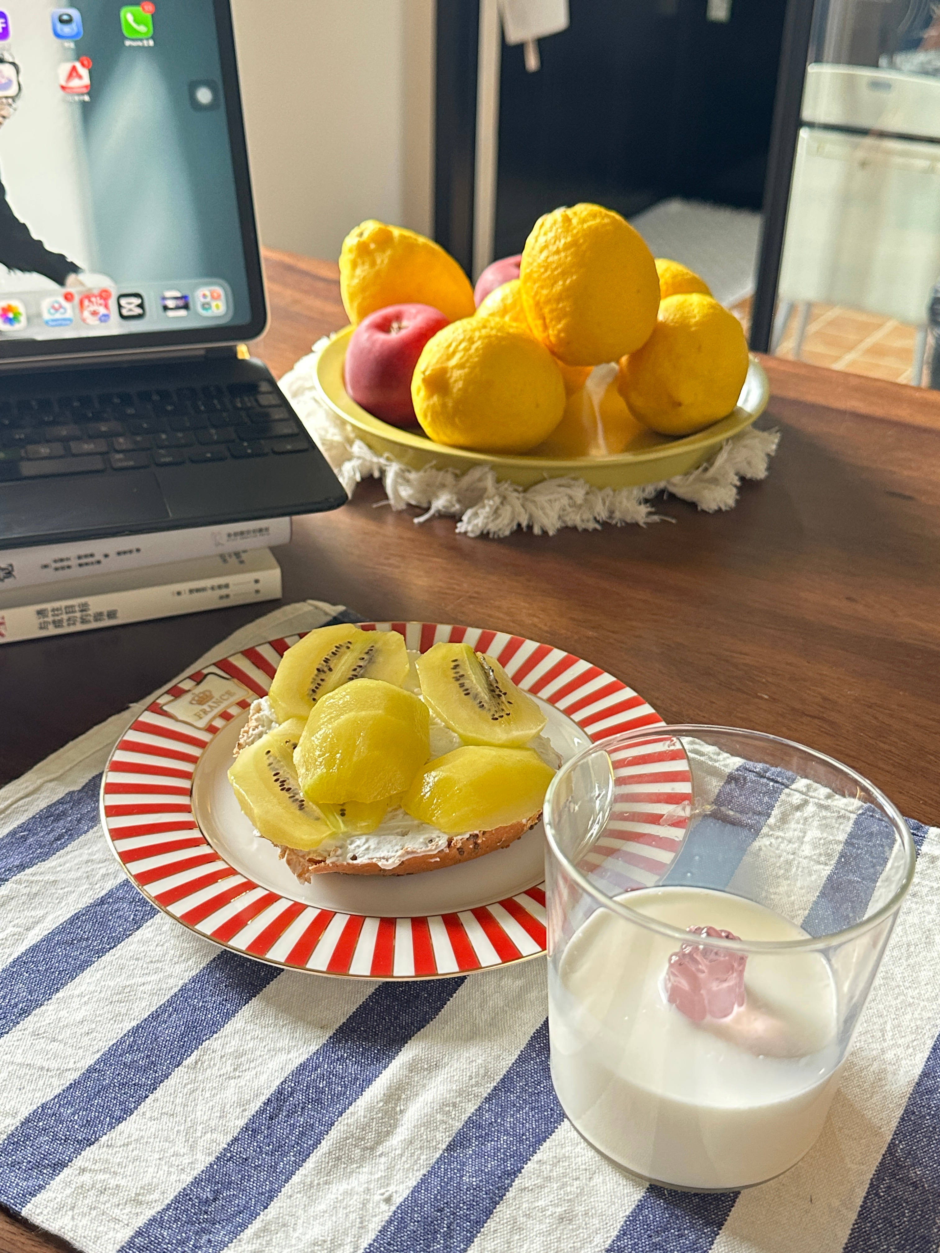 今早的早餐忘记发了基于昨天整一个贝果根本吃不完，我今天“锯开”一半，必须加上希腊