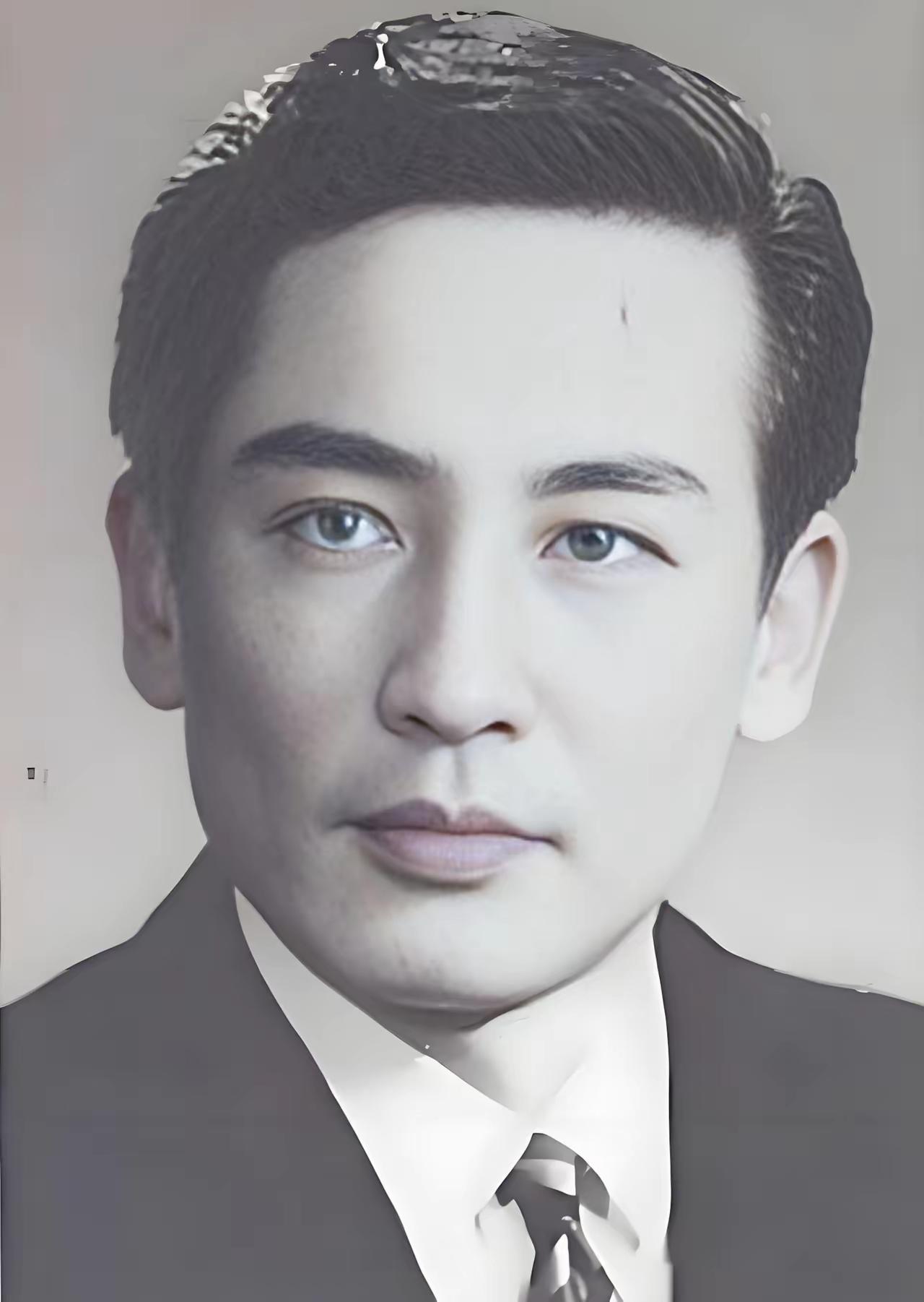 这位帅哥是在重拍电影《南征北战》中張军長，《知音》扮演，袁克定，的老戏骨，不说名