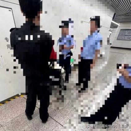 8月31日北京地铁内，大学生小陈因车厢晃动意外摔倒，腿部碰到身旁女乘客，小陈立刻