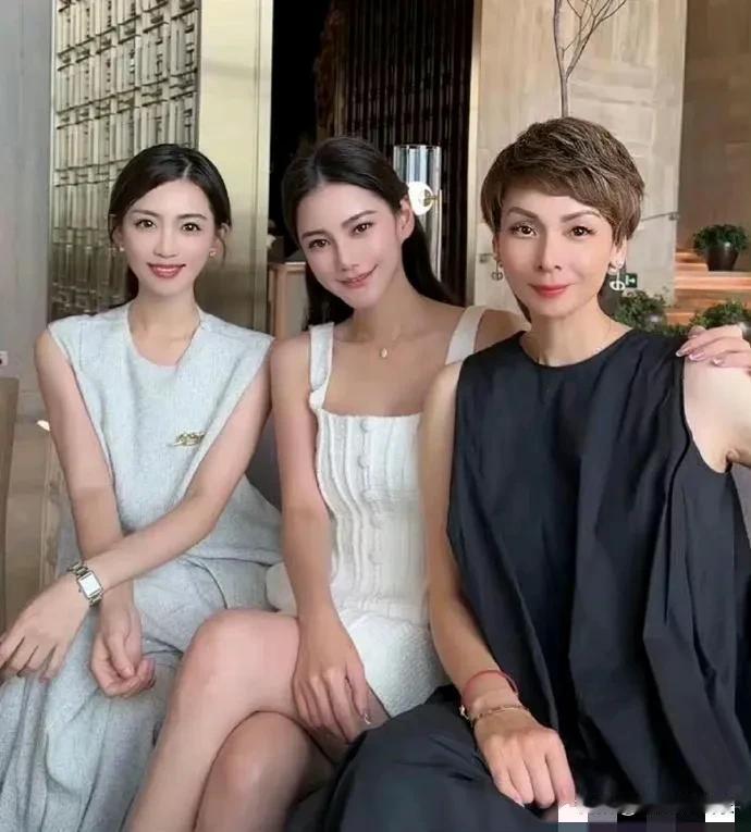 左有麻六记之美女主播，娇颜如花；右伴高管洋洋姐，风华绝代；中立汪太太马筱梅，温婉