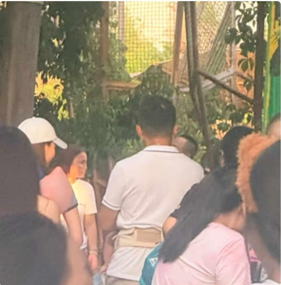 汪小菲和老婆带娃逛环球影城，马筱梅推着婴儿车，产后身材恢复良好 