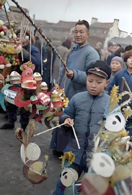 过去中国人过年，一人一味，一地一俗，大家过年的形式和内容不一样，但内里都有中国人