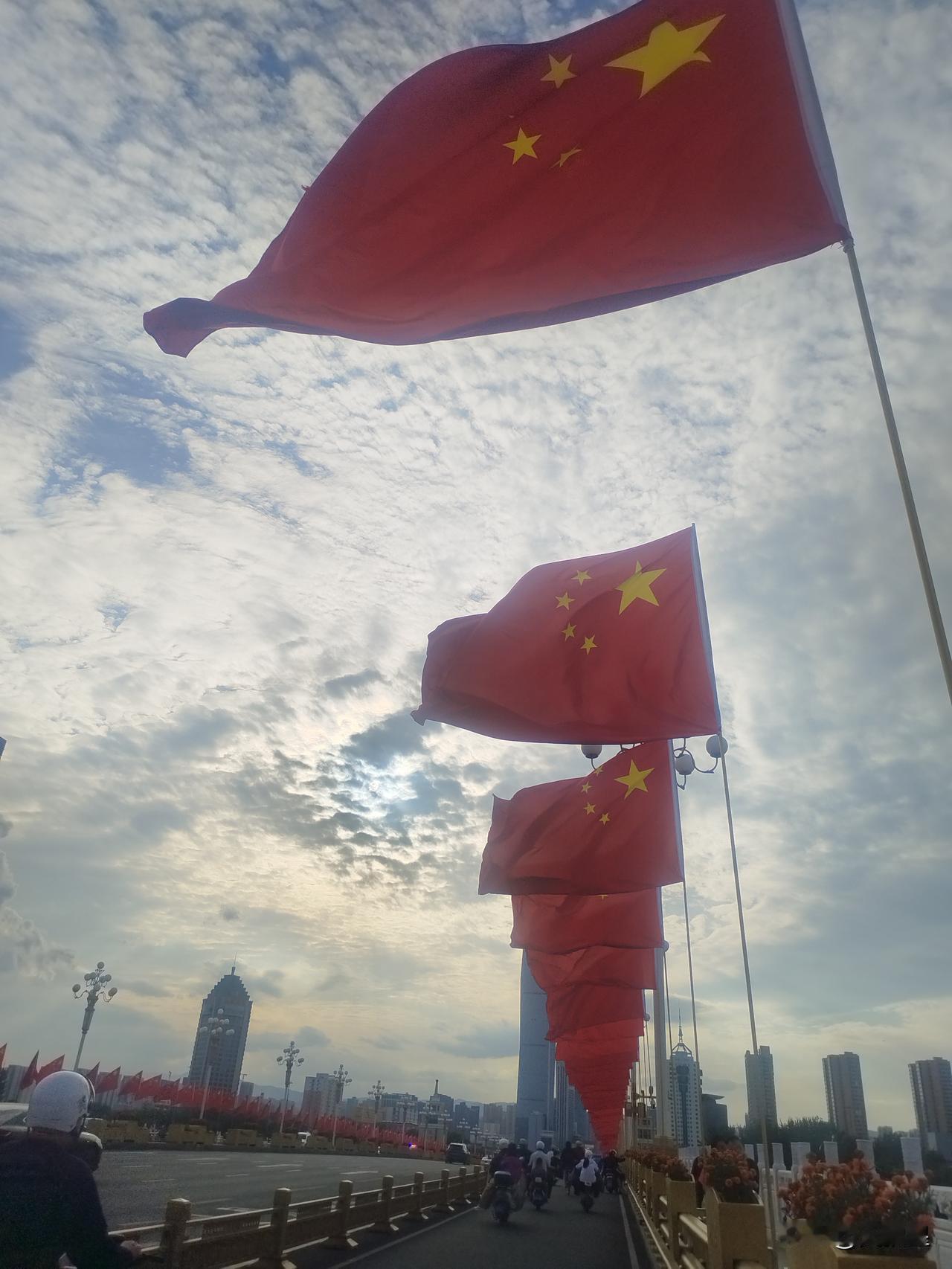 金色的迎泽桥，红色的旗，漫天白云，舒服的秋风。