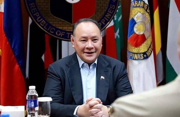 菲律宾防长特奥多罗最近确实连续对中国放重话。9月8日首尔防务对话上，他收到一张重