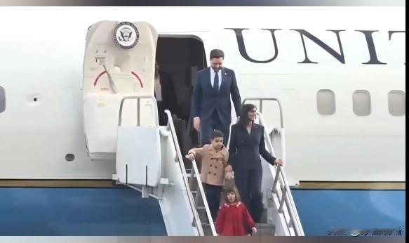 2月9日，美国副总统万斯携家人抵达亚美尼亚。
     随后，万斯与亚美尼亚总理