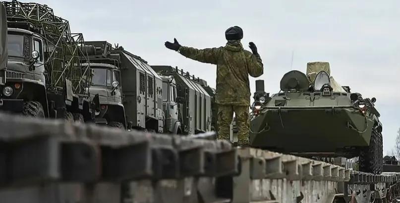 俄国总统在接受媒体采访时表示，为了回应芬兰等国加入北大西洋公约组织，俄国将重新组