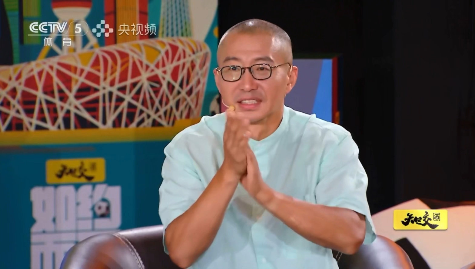 西班牙球迷聊主队大秀流利中文 流畅表达毫无卡顿，对阵容打法如数家珍。从主帅打法到
