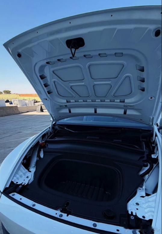 特斯拉[超话]大v聊车 廉价版特斯拉Model Y 前盖打开后，大家都惊呆了！如