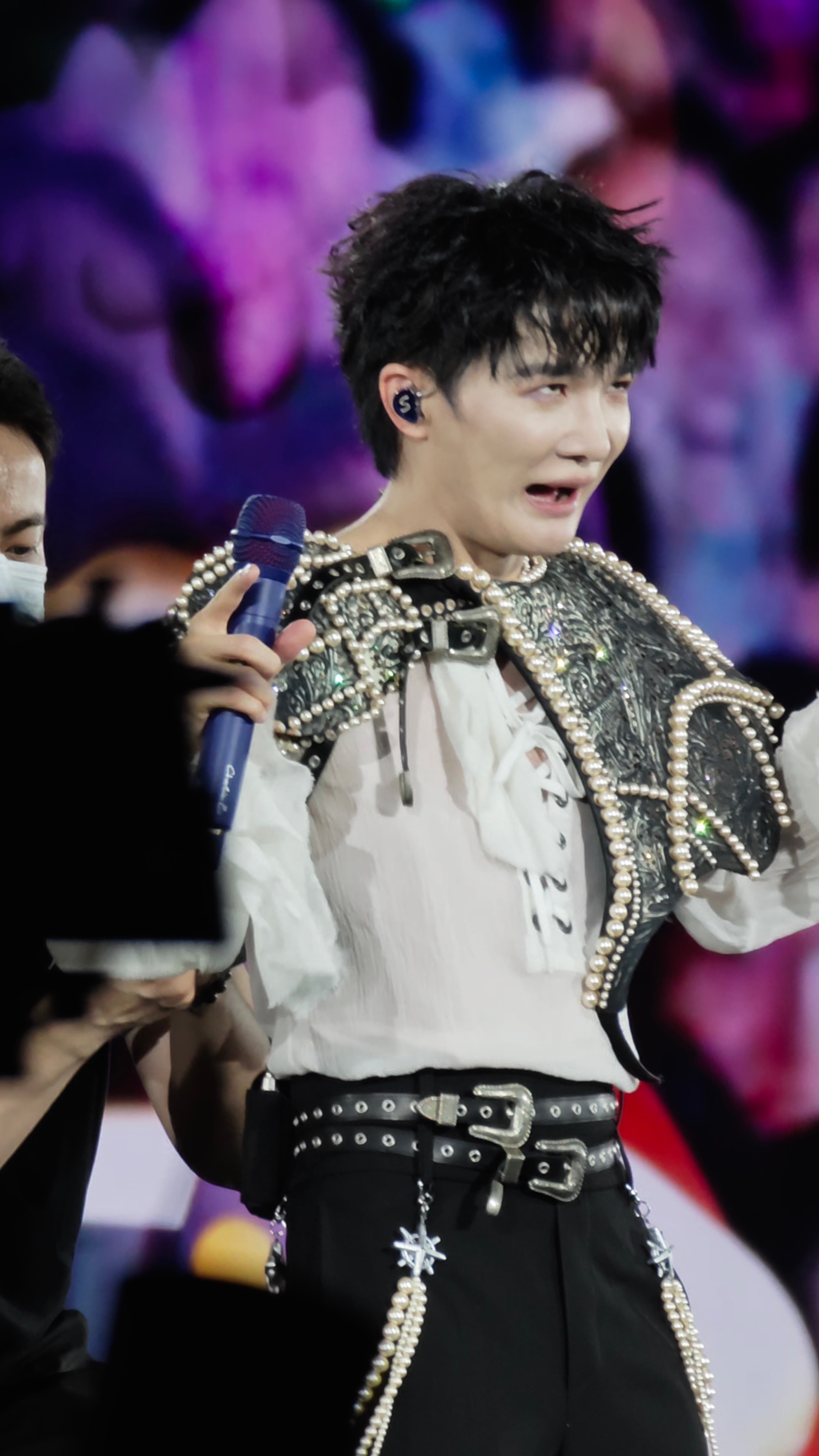 周深周深演唱会随机掉落可爱名场面我领导被铠甲锁喉啦！！！！！