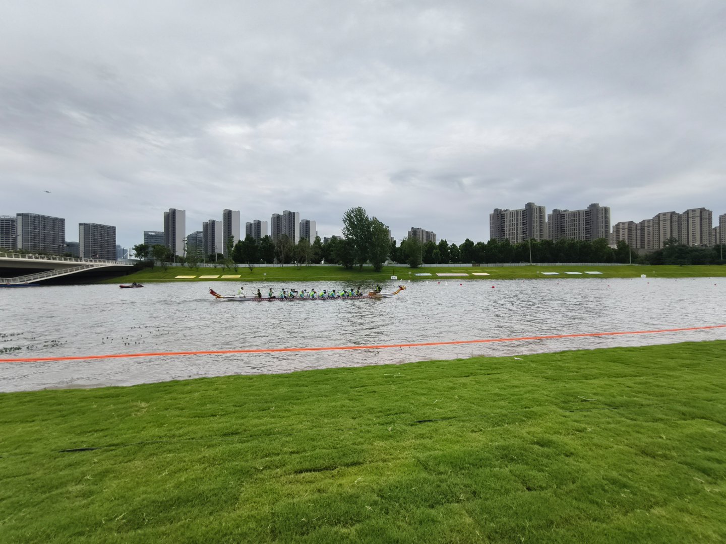 漫步江心洲，保安说明天上午9点有龙州比赛…江心洲已经具备了一定的网红特质，交通改