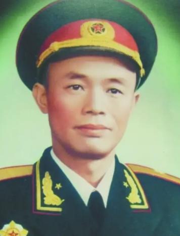 1984年，开国少将钟伟病重，黄克诚去医院看望他，问:“农村老家还有些什么亲人？