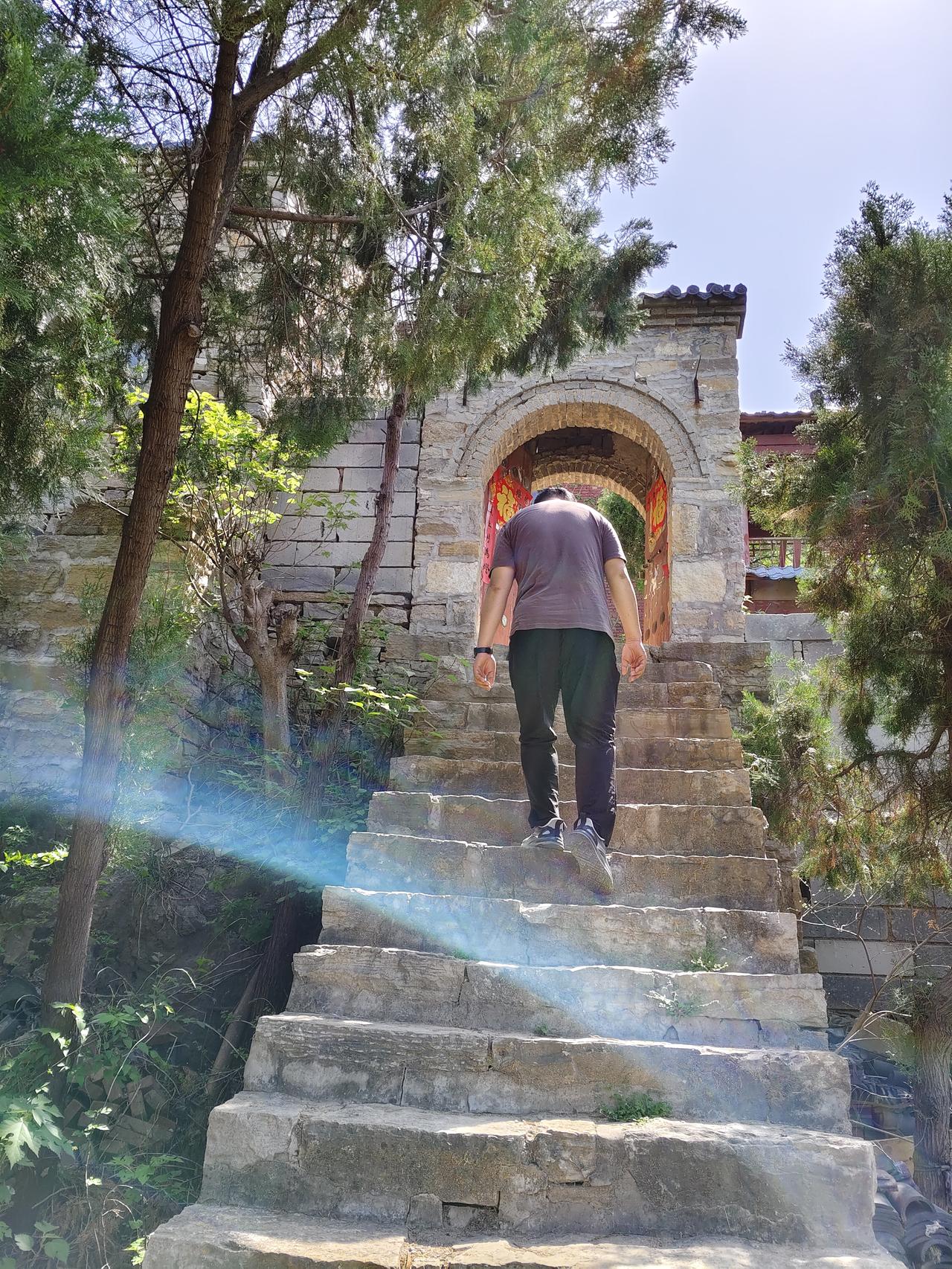 那一天，爬了一座不出名的小山，随手拍了一张照片，开始我都没仔细看，更加没注意到，