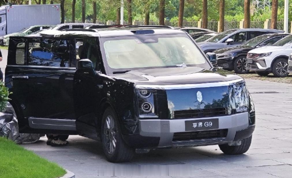 享界G9的内饰门板曝光门板的设计感觉和理想L6比较的像前脸部分的大灯看着感觉有些