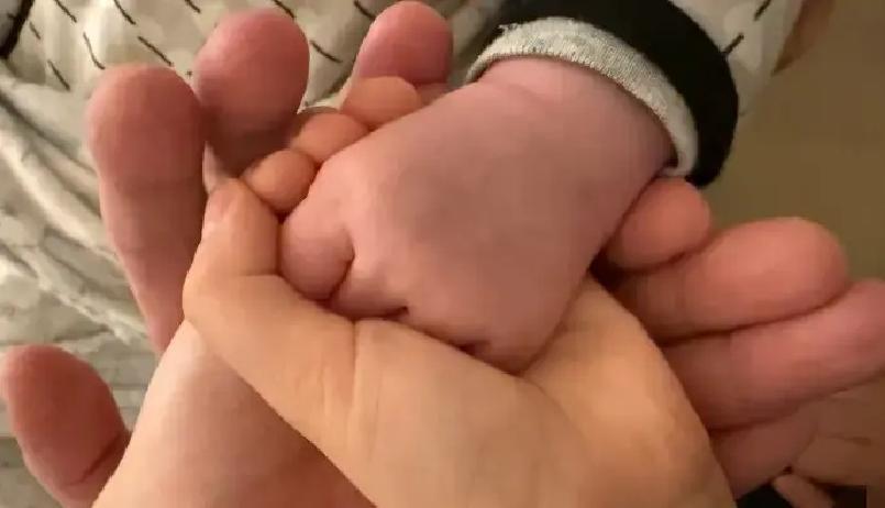 58岁生娃，母子都平安
 
古巨基晒照：老婆刚生完，他58，她58，孩子哭声洪亮