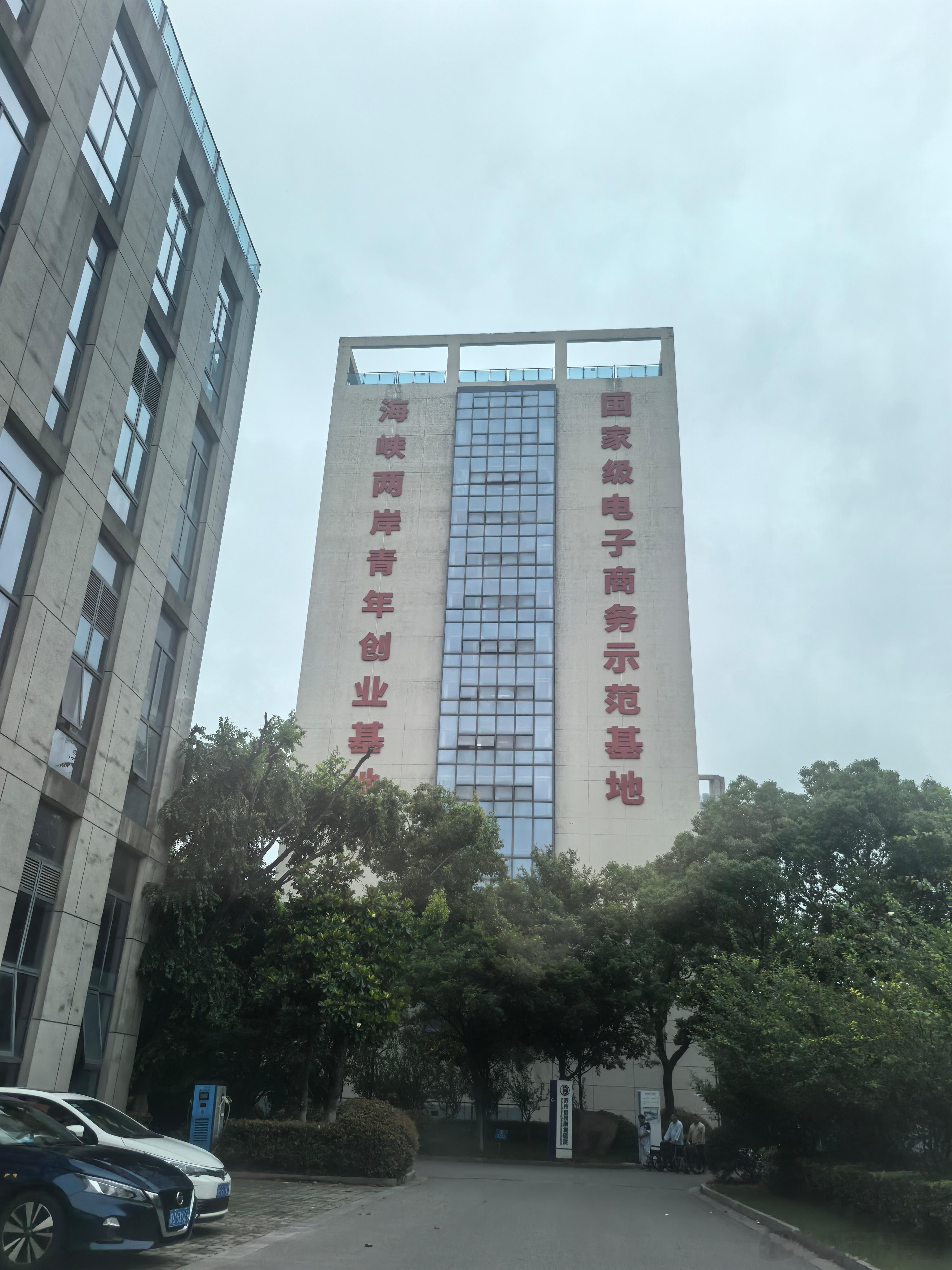 在职场上，一个人只要有一个优点，并且你能看见它、抓住它，那就该把这个优点不断放大