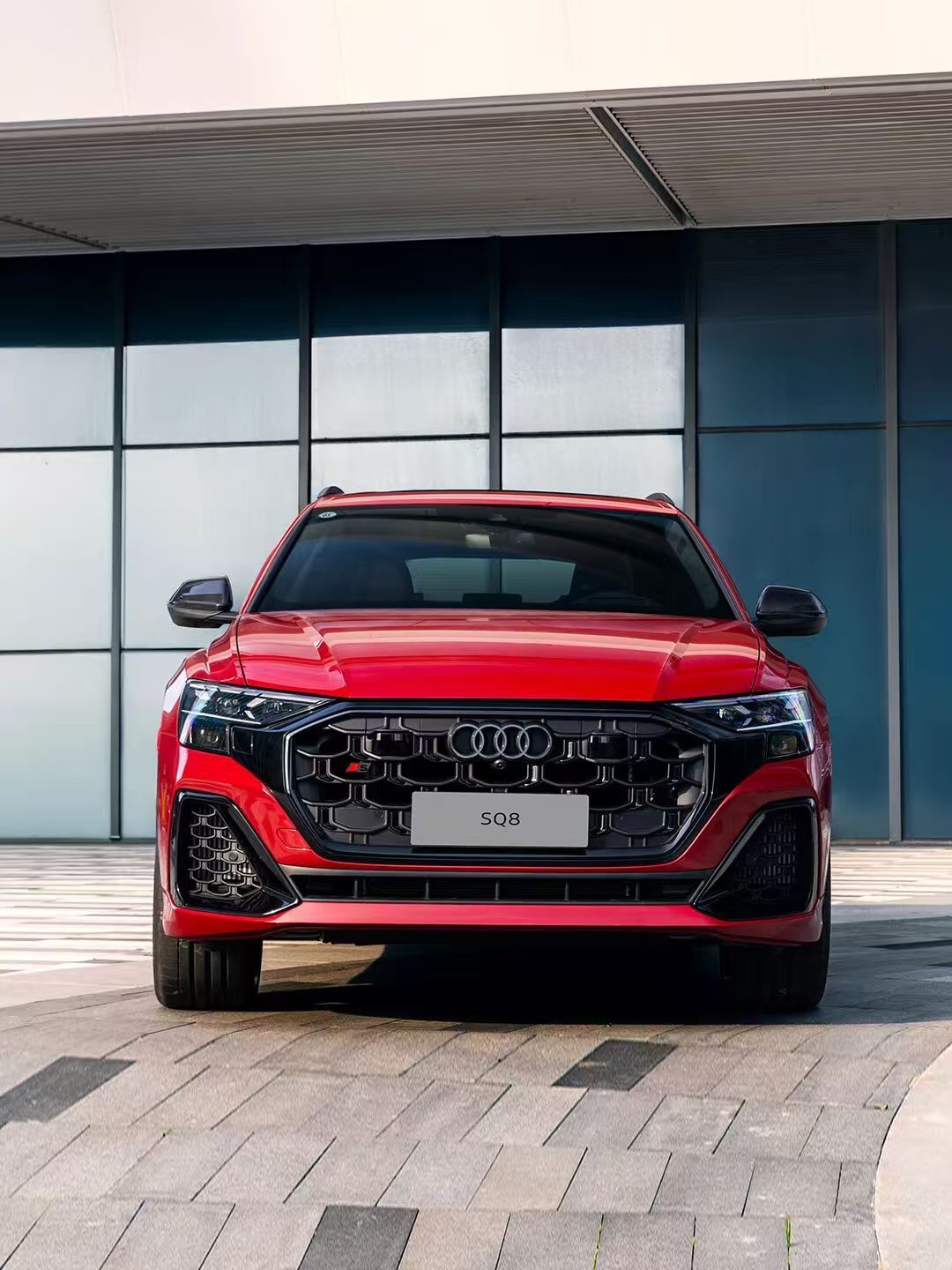 车若初见 V8，兄弟们，德系大V8。新款奥迪SQ8预售，114万。4.0T V8