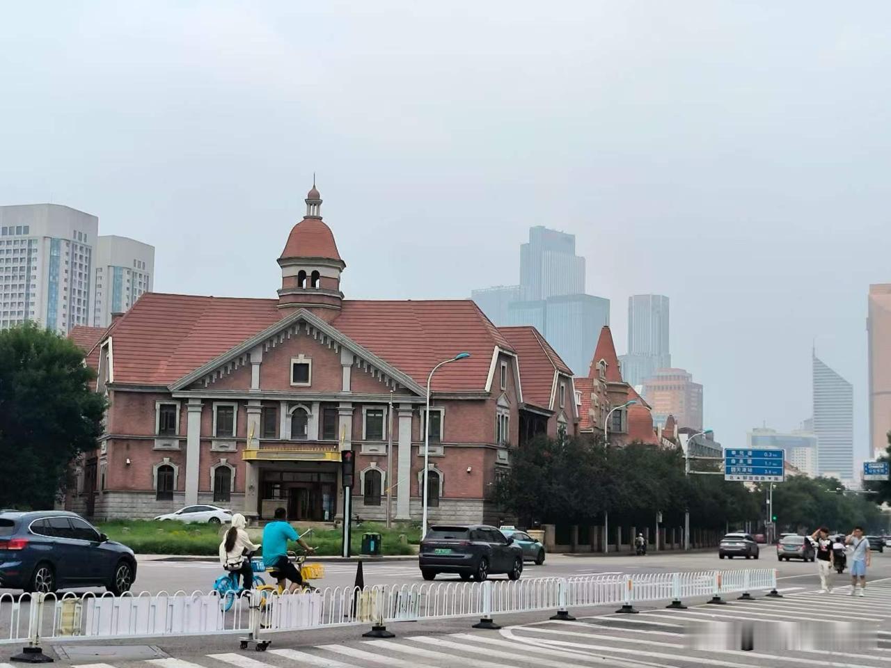 昨天早晨出门散步，走了一大圈，沿着海河边走到刘庄桥，从琼州道走到津河南道，河边的