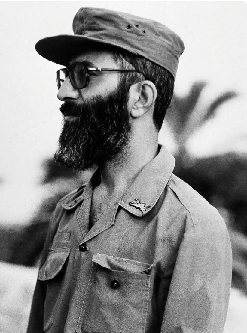 哈梅内伊的父亲是个虔诚的宗教学者。
哈梅内伊读书时，不想离父母太远，因为他要照顾