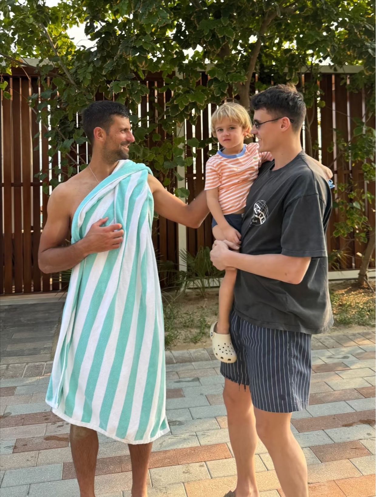 让德约科维奇的浴袍装叫醒你的早晨[ 2025年的最后一个周末，大家都要干嘛？]我